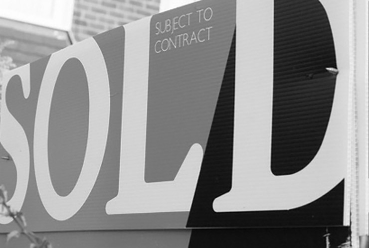 Close-up of a “Sold – Subject to Contract” property sign, representing buying and selling a house and the conveyancing process.